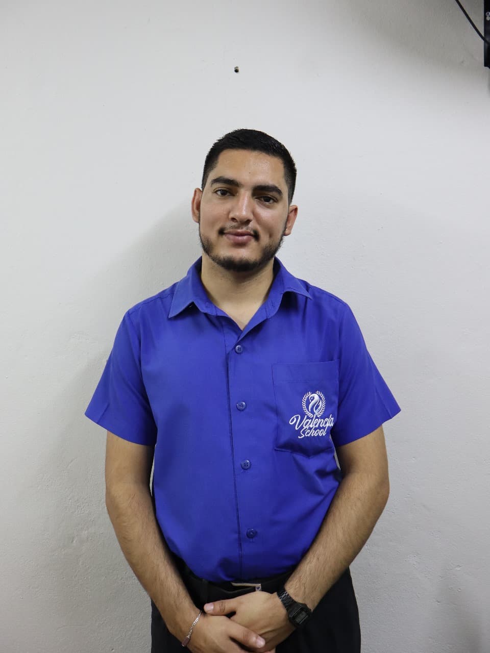 Retrato de Mr. Deni Raúl García, Coordinador de 4.º a 11.º grado Bilingüe en Valencia School Sede Principal